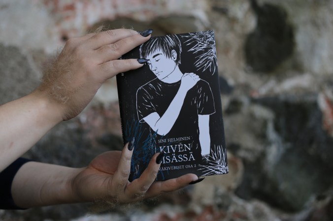 kirjatraileri_kaarnan kätkössä_kiven sisässä_peikkokädet_5861.JPG